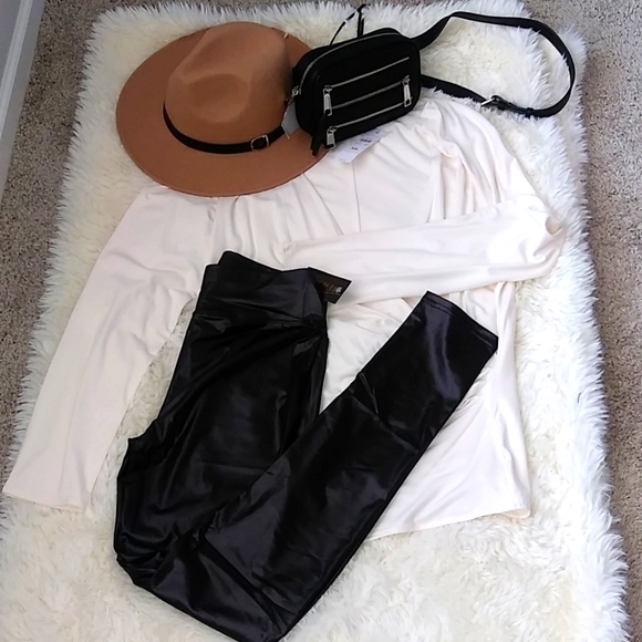 🎉 Black Faux Leather Stretch Leggings🎉 - Picture 3 of 8